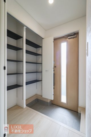 【玄関】現地完成写真。ゆったりと明るい玄関がご家族や来客をお出迎え。