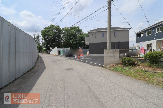 【前面道路】現地完成写真。道幅や駐車など、ご確認ください。