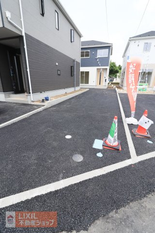 【駐車スペース】現地完成写真。ゆったりとした駐車スペースです。