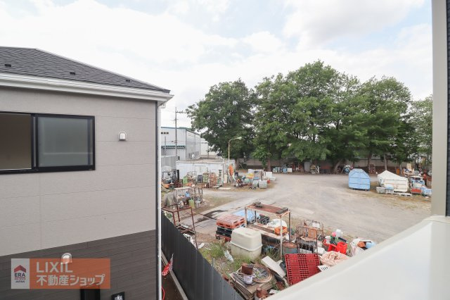 【建物からの眺望】現地完成写真。バルコニーからの景色。十分な間隔が確保されております。