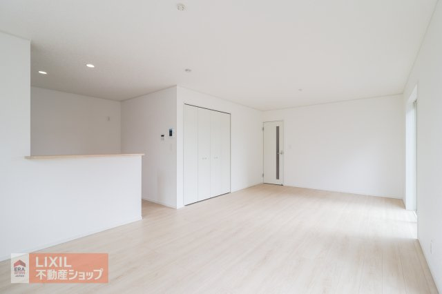 【リビングダイニング】現地完成写真。家族で過ごせるくつろぎの空間