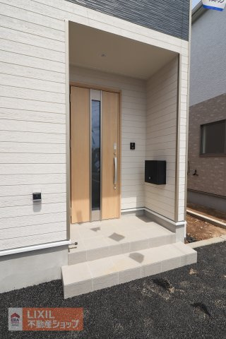 【エントランス】現地完成写真。ゆったりとした玄関。奥行きのあるポーチで雨の日も安心です。
