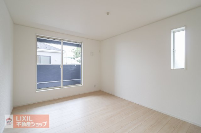 【寝室】現地完成写真。明るい採光の入る主寝室です。