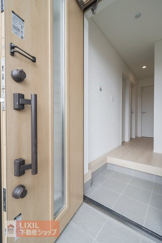 【防犯設備】現地完成写真。1階リビングには雨風の強い日にも役立つ防犯シャッターがついています。