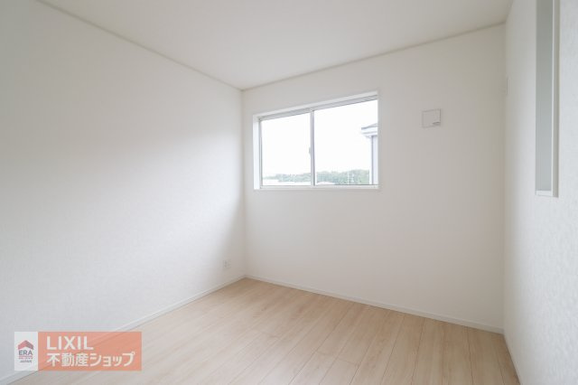 【洋室】現地完成写真。陽当たりや通風が心地よい洋室♪