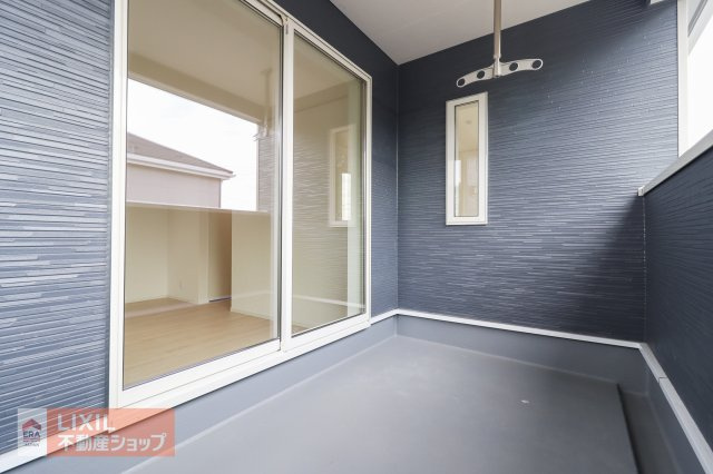 【バルコニー】現地完成写真。広々バルコニーでお布団や洗濯物がたくさん干せます♪