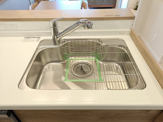【シンク】　食器洗いもはかどる広々としたシンク。