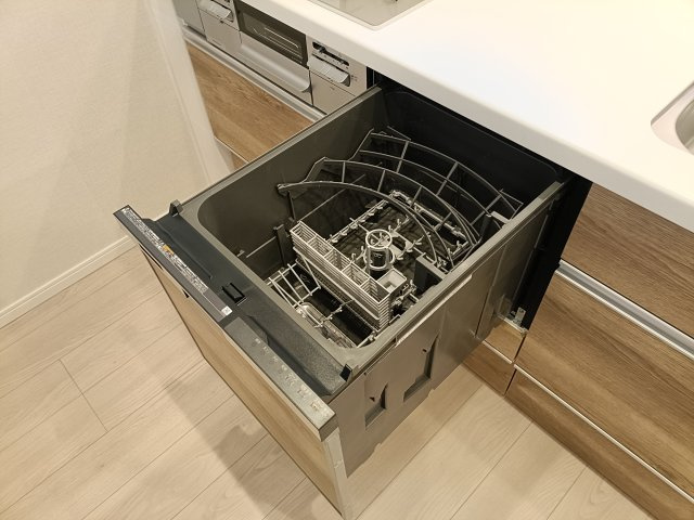 【食洗器】　手肌に優しく、家事の時短にもなる食洗機を完備。