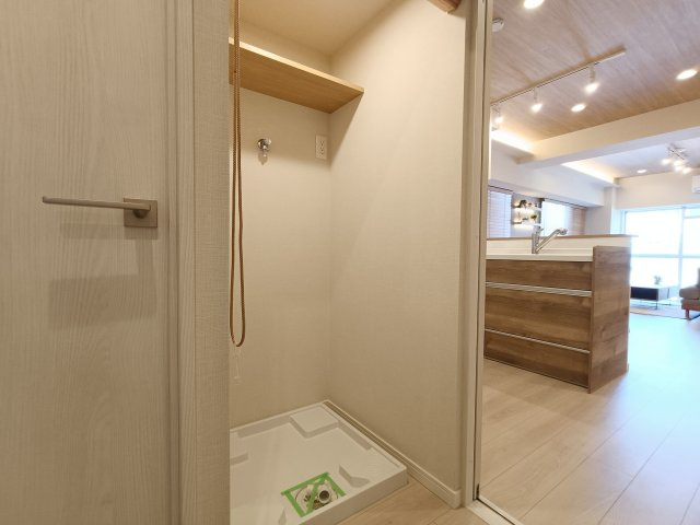 【室内洗濯機置き場】　洗面所ではなく、廊下の先に独立して洗濯機置き場がございます。入浴中のご家族と被ることなく洗濯機を使えるので便利です。