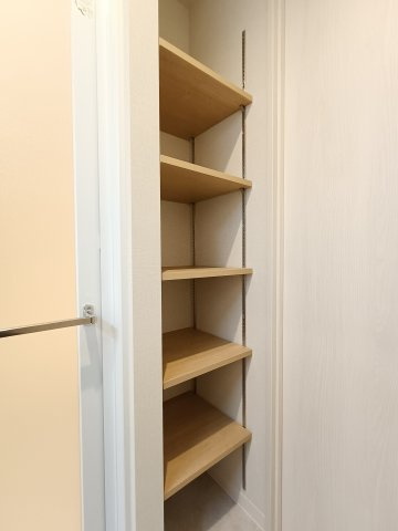 【リネン庫】　あると嬉しいリネン庫。洗面所に必須のタオルやお掃除用具を整理して収納できます。