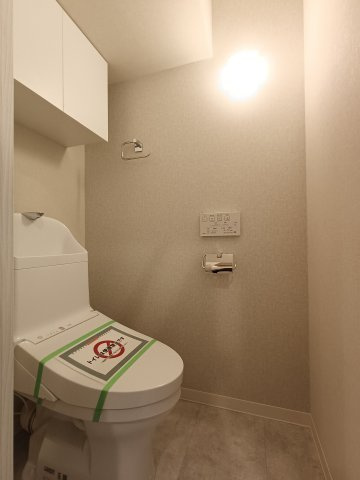 【トイレ】　洗浄機能付きトイレ。上部には収納付で、トイレットペーパー等、買い置きもしやすそうです。