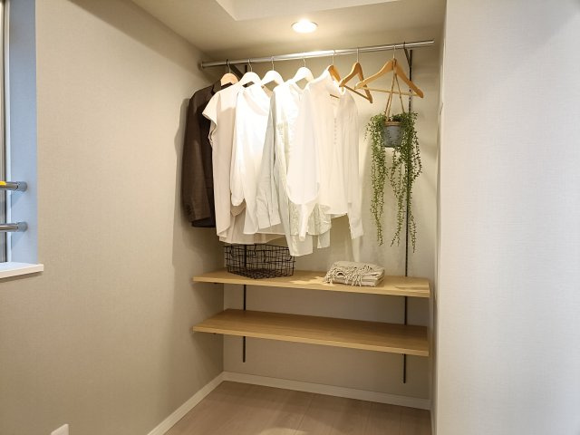 【洋室約3.6帖　収納】　モノをしまうためだけの収納から、個性を飾る収納にしてみてはいかがでしょうか。収納をオープンシェルフにすることで、壁面の意匠と収納が美しく調和する 魅せる 収納が生まれます。