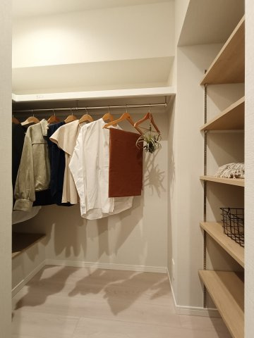 【マルチWIC】　大容量のウォークインクローゼット。可動棚も付いているため、洋服の収納以外にも様々な用途でご利用いただけます。