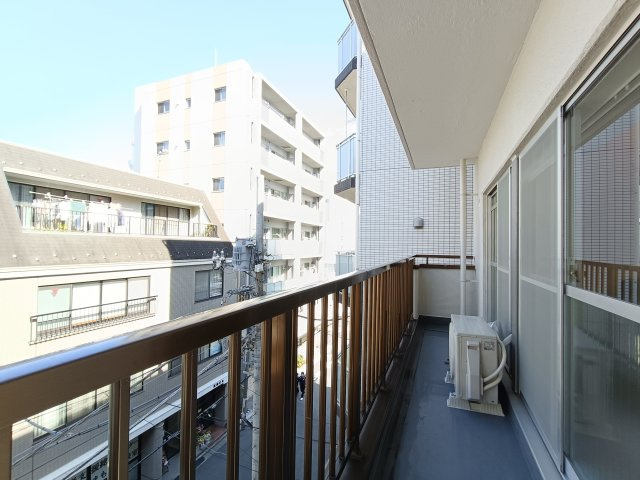 【バルコニー】　充分な広さが確保されたバルコニー。日当たりのよい住宅エリアですので、多くの陽光が降り注ぎ、室内には陽だまりを生み出してくれます。