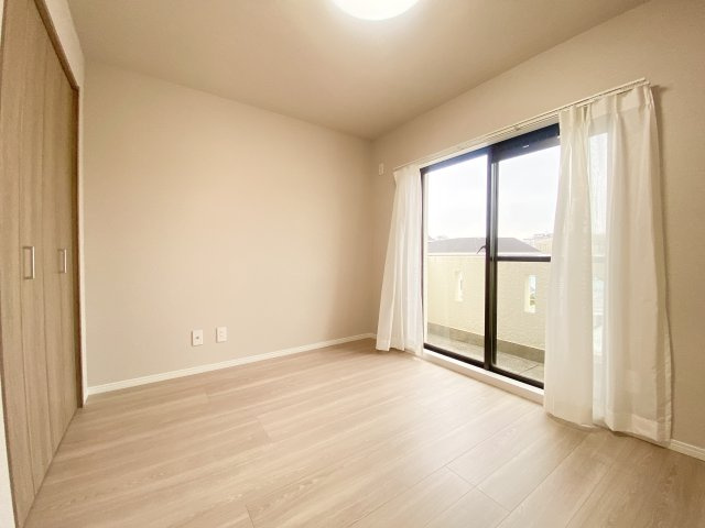 3階北側洋室♪各お部屋に収納や棚が付いていて、どこのお部屋でも快適に生活ができるので、ゆとりのあるおうち時間を過ごしていただけるのではないでしょうか♪