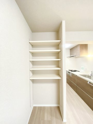 1階リビング収納、可動式の棚で用途に合わせて高さ調節ができるので、使いやすさも見栄えも良く、収納上手になること間違いなしですね♪