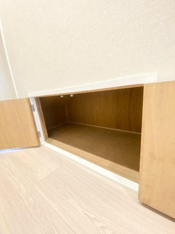 1階階段下収納♪便利な場所に収納があるので、日用品や掃除用品など収納しても良いのではないでしょうか♪