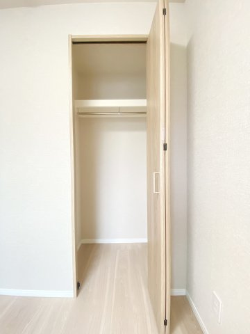 2階北側洋室収納、各お部屋の収納は奥行きもあり、お子様部屋やご家族の各自のお部屋としてもご利用いただけるのではないでしょうか♪