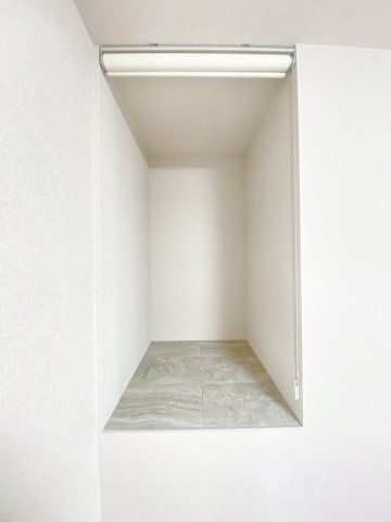 3階北側洋室には2つの収納付き♪ロールカーテンも付いているので、ご自身の使う用途によって使い分けができますよ♪