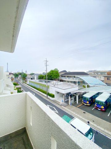 3階北側洋室のバルコニー、3階からの眺望はよく、戸建のような感覚も味わうことのできる物件ですね♪
