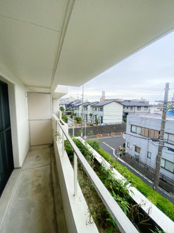 3階南側洋室バルコニー、緑もあって落ち着きのある空間ですね♪庇もあって雨の日でもバルコニーに出られますね♪南向きバルコニーにつき陽当たりも良好です♪