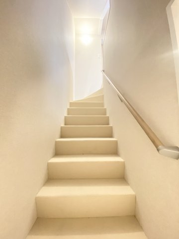階段の段差も急ではなく、また手すりも付いているので、お子様からご高齢の方でも安心して生活していただけるかと思います♪