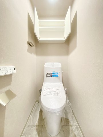 2階トイレ、2階にもトイレがあるので移動も少なくストレスなく生活することができそうですね♪また、上部には棚もあるので2階に消耗品を運ぶ手間も少なくなりそうですね♪