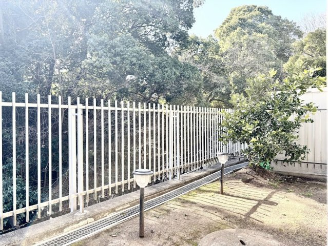 ◆お手入れのしやすいちょうどよいサイズ感のお庭付き。植栽や家庭菜園等多目的にご利用いただけるプライベート空間。