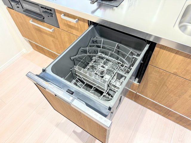 ◆食後の食器洗いは食洗機にお任せ！ご家族と団らんの時間を。家事の時短に効果大の食洗器付き。高温洗浄、節水効果もございます。