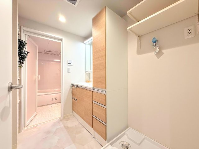 ◆毎日使う場所だから、機能的で使いやすさに配慮したパウダールーム。すっきりと使えるように収納も豊富にご用意しています。