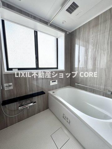 ゆったり入れる一坪バス。足を伸ばして入れるサイズは一日の疲れを癒すのに嬉しい広さですね。　