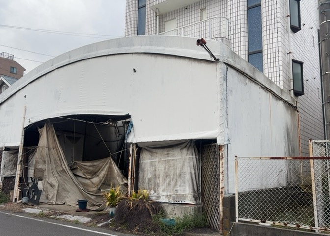 土地の形が極端に長細かったり、狭小地、あるいは道路との高低差がある傾斜地だった場合、後々売ろうとしても買い手がつかない場合もあります。後々、売却することになった時に価値の下がらない土地を選びましょう。