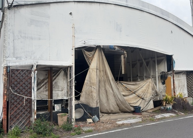 土地の面積＝住宅面積ではありません。建ぺい率の問題などで、土地のある場所によって住宅を建てられる面積は限られています。高さもしかり、「土地」という言葉の中には、建築条件も含まれると考えておきましょう。