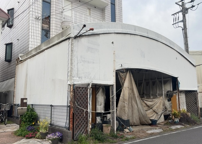 家を建てる場合、方位は要チェックです。現実的に日当たりのよい家ならばリビングは南側、建築基準法でも北側に当たる家への配慮は求められています。土地を見学に行く際は、方位磁針を持って行くようにしましょう。