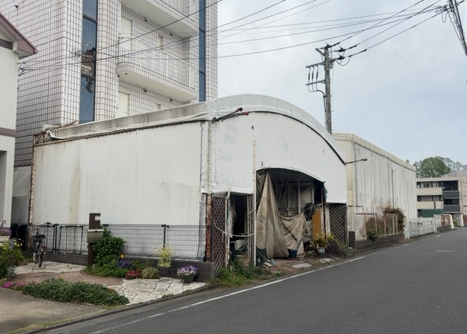 土地を買う際、住む地域の自治体や福祉の補助制度にも注目してみましょう。子供や老人の医療補助やゴミ出しのルールなど、自治体によってルールに大きな違いがあるため、暮らしやすい土地で判断するとよいでしょう。