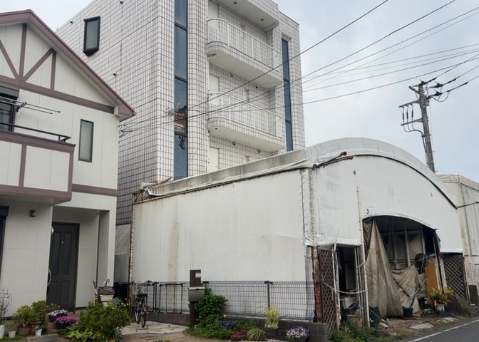 土地の前の道路に消火栓が設置されていることがあります。この場合、道路交通法第45条第1項により、駐車禁止の場所が指定されています。そのため、車庫などの駐車スペースをつくることができない場合があります。