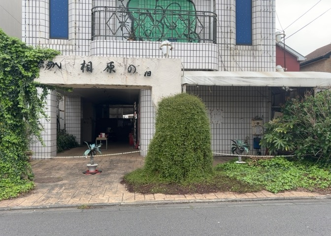 現地に行くなら、物件の周囲の地形がどうなっているかを見ることも大切です。周辺より低くなっている土地では、大雨などで水が集まりやすいため、地盤が弱くなっているということも考えられるため、注意が必要です。
