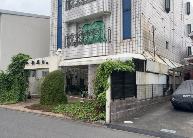 隣家の土地はどうなっているのか、生活利便施設が近くにあるのか、学校まで近いかなど、お客様のライフスタイルにあわせたイメージが重要です。また、近くにあると困る施設が近くにないかも確認するといいでしょう。
