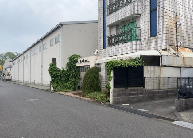 土地購入を検討されている場合、境界杭がない状態で購入してしまうと境界確定測量をする必要があり、費用がかかります。購入の前に、売主、隣土地所有者立ち合いのもと境界を確定し境界杭を設置するのがベストです。