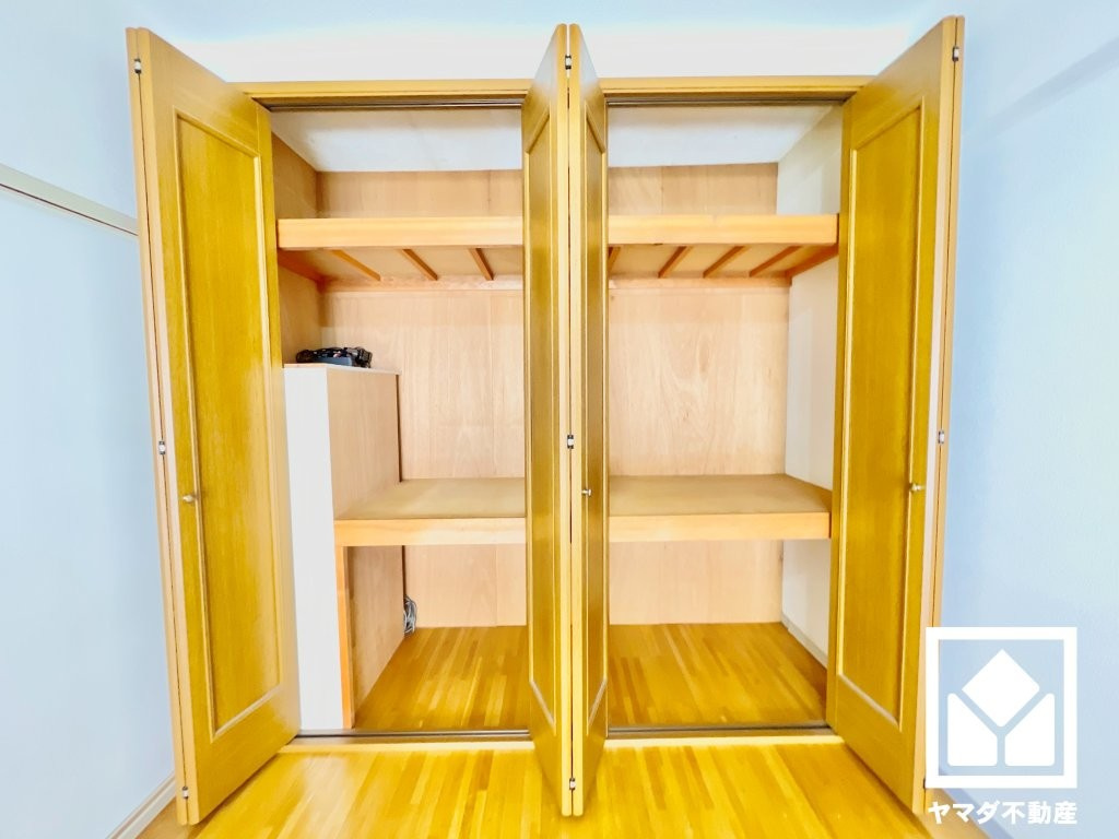 奥行きがあるので、衣類や荷物もすっきり収納できます。棚も複数備えており、整理整頓がしやすい設計です。