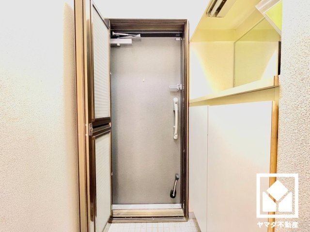 玄関にはシューズボックスを設置。家族の靴もしっかり収納できるので、玄関がいつも片付き、気持ちよくお客様を迎えられます。ルーバー網戸付きで風通しにも配慮された仕様です。