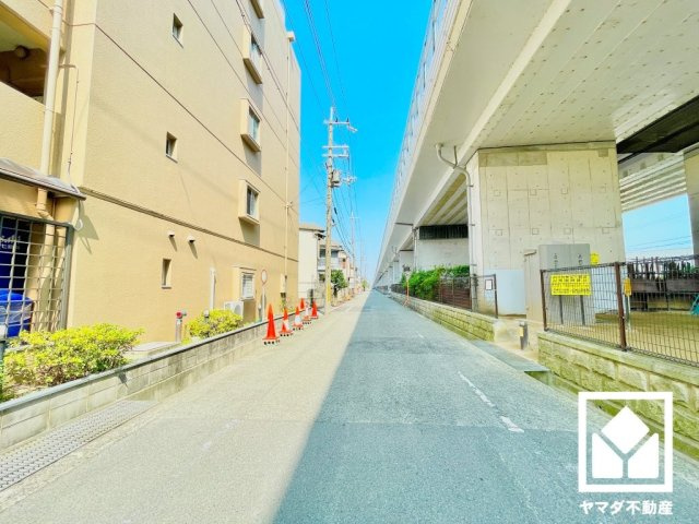尼崎市から神戸市を結ぶ山手幹線まで約350m。名神高速道路の尼崎インターチェンジも一般道で約3.5kmと近く、西宮・神戸方面や大阪・名古屋方面へのアクセスもスムーズ。快適なカーライフが叶います。