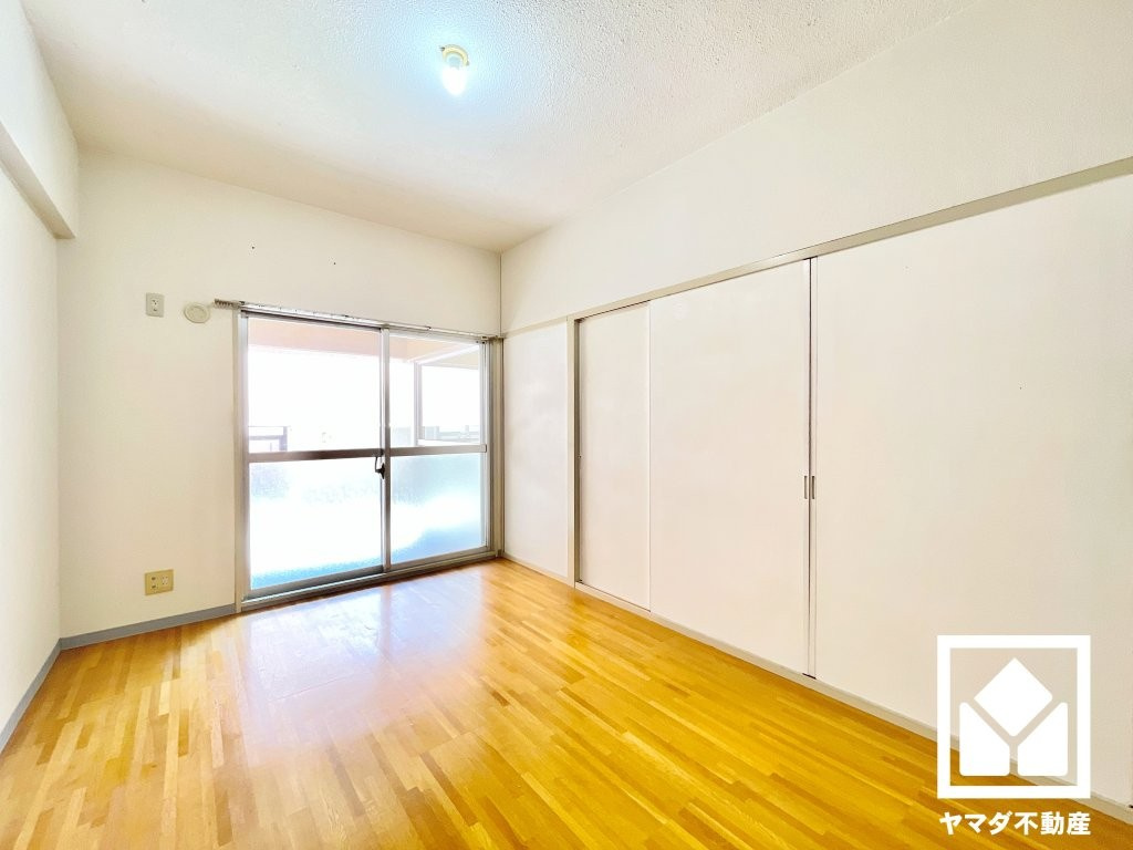 約5.7帖の西側洋室です。リビングに隣接する引き戸のお部屋で、一体でのご利用も可能です。