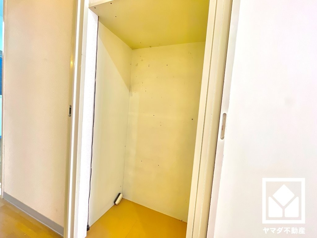 大型ニッチを利用した冷蔵庫置場を備えており、住空間をすっきりお使いいただけます。冷蔵庫のサイズやライフスタイルに応じて、収納スペースとしてご活用いただくことも可能です。