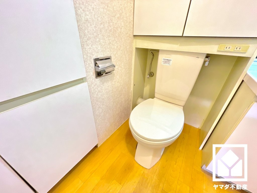明るく清潔感溢れるトイレです。手洗いが別になっているので、衛生的に使えます。