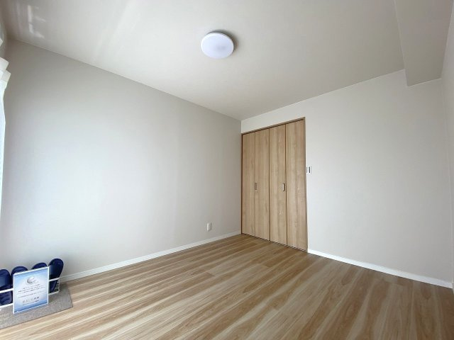 洋室6.3帖（間取り図左下）。主寝室に最適な広さのゆとりあるお部屋。落ち着いた時間を過ごせる快適な空間です。