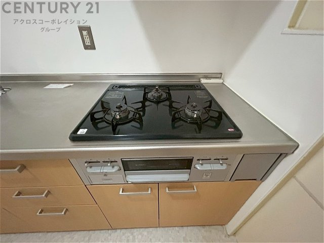 多数の調理器具を同時に使用でき、料理の効率化が可能。省エネで節約になり、様々な料理スタイルに適応できます。また、火力調整が独立しており、手入れや掃除もしやすく、今よりもっとお料理が楽しくなるかも。　