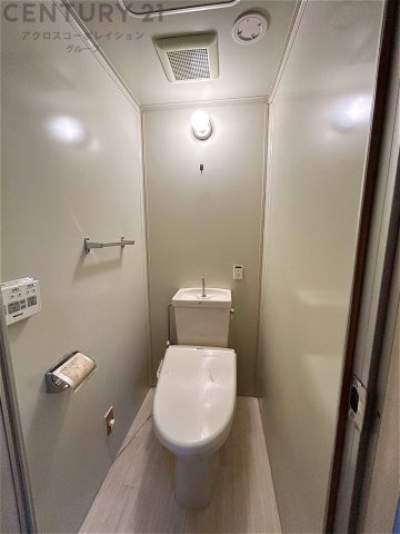 温水洗浄便座付トイレは温水洗浄機能により、暖かい水でおしりを洗浄することができ、冷たい水を使う従来の便座に比べ、温水洗浄機能で暖かいトイレを提供し、快適な使用を可能にします。　