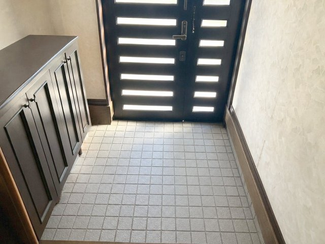 採光窓のある玄関ドア！玄関はシューズボックス付きです！　※AI加工により荷物を消去しています（現況優先）