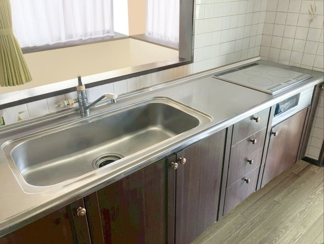お手入れ簡単なシステムキッチンです！火を使わないIHの3口コンロ！　※AI加工により小物を消去しています（現況優先）
